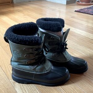 Vintage green leather Sorel winter boots
